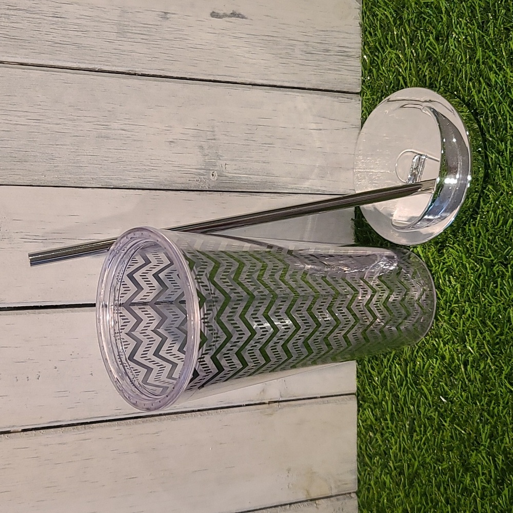 Giveaway-SILVERTONE ZIG ZAG Tumbler and lid Acrylic silvertone lid w metal straw
